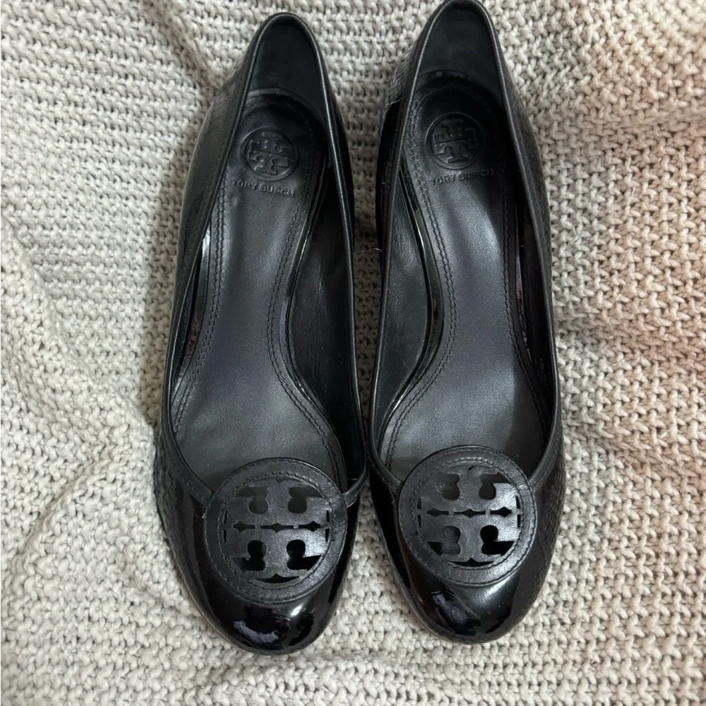 TORY BURCH HEELS WOMEN'S LOUISA LOGO WEDGE PUMP BLACK LEATHER SIZE‎ 7.5